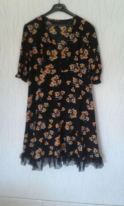 Robe d'été fleurie T. 44 4 Roost-Warendin (59)