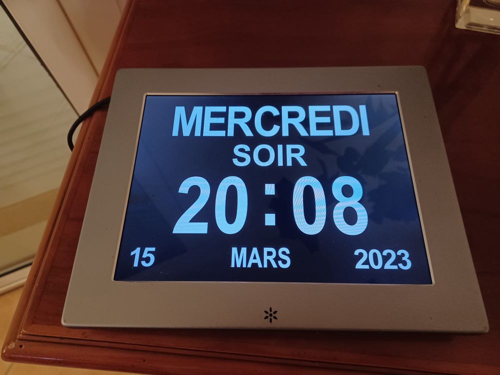   horloge calendrier digital pour personne malvoyante 