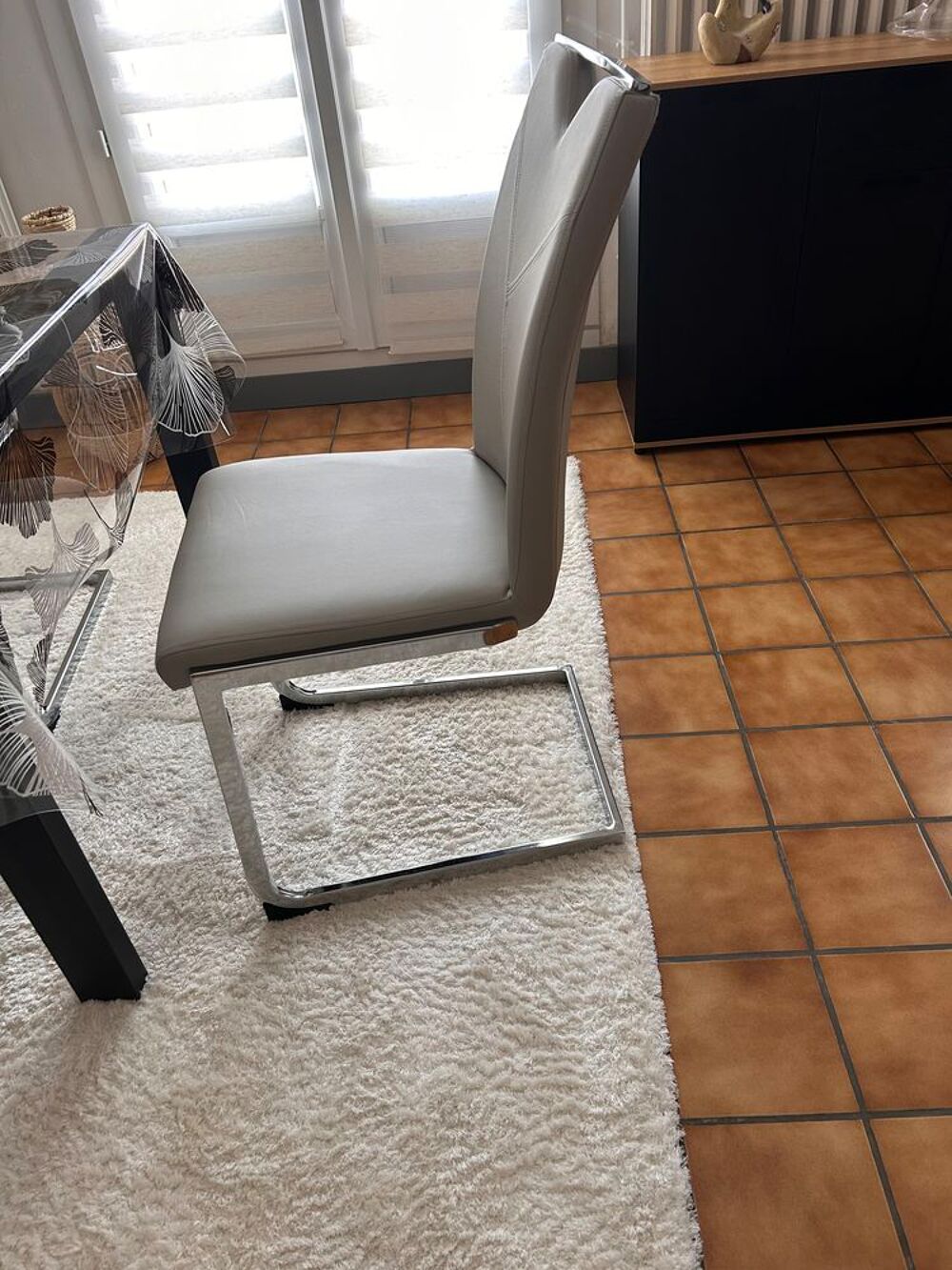 Table &agrave; manger avec 6 chaises grises Meubles