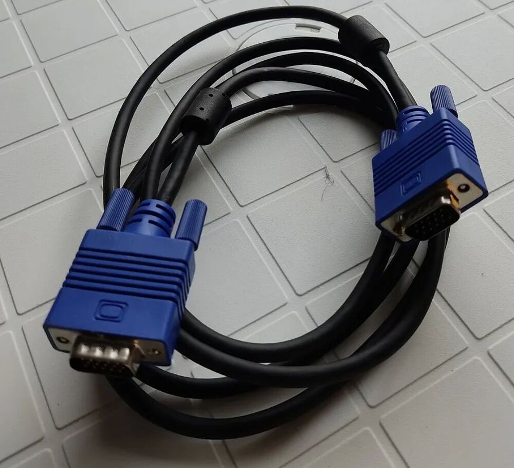 C&acirc;ble VGA Q:2 + 1 c&acirc;ble RS 232 neuf Matériel informatique