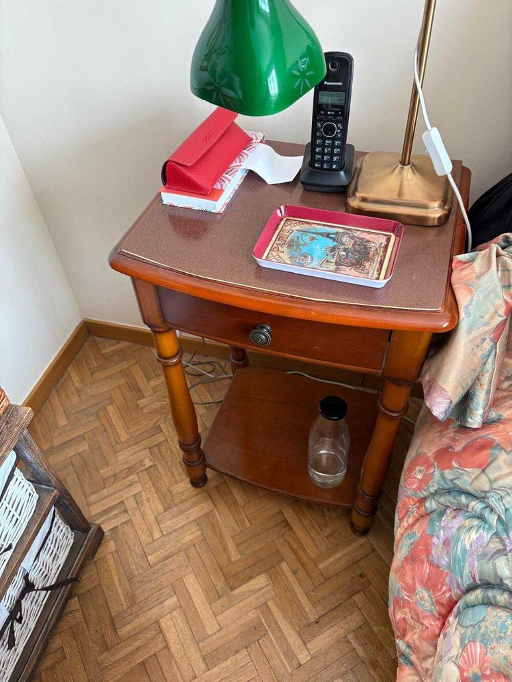 une chambre &agrave; coucher en tr&egrave;s bon &eacute;tat. une armoire. un lit, une table de chevet Meubles