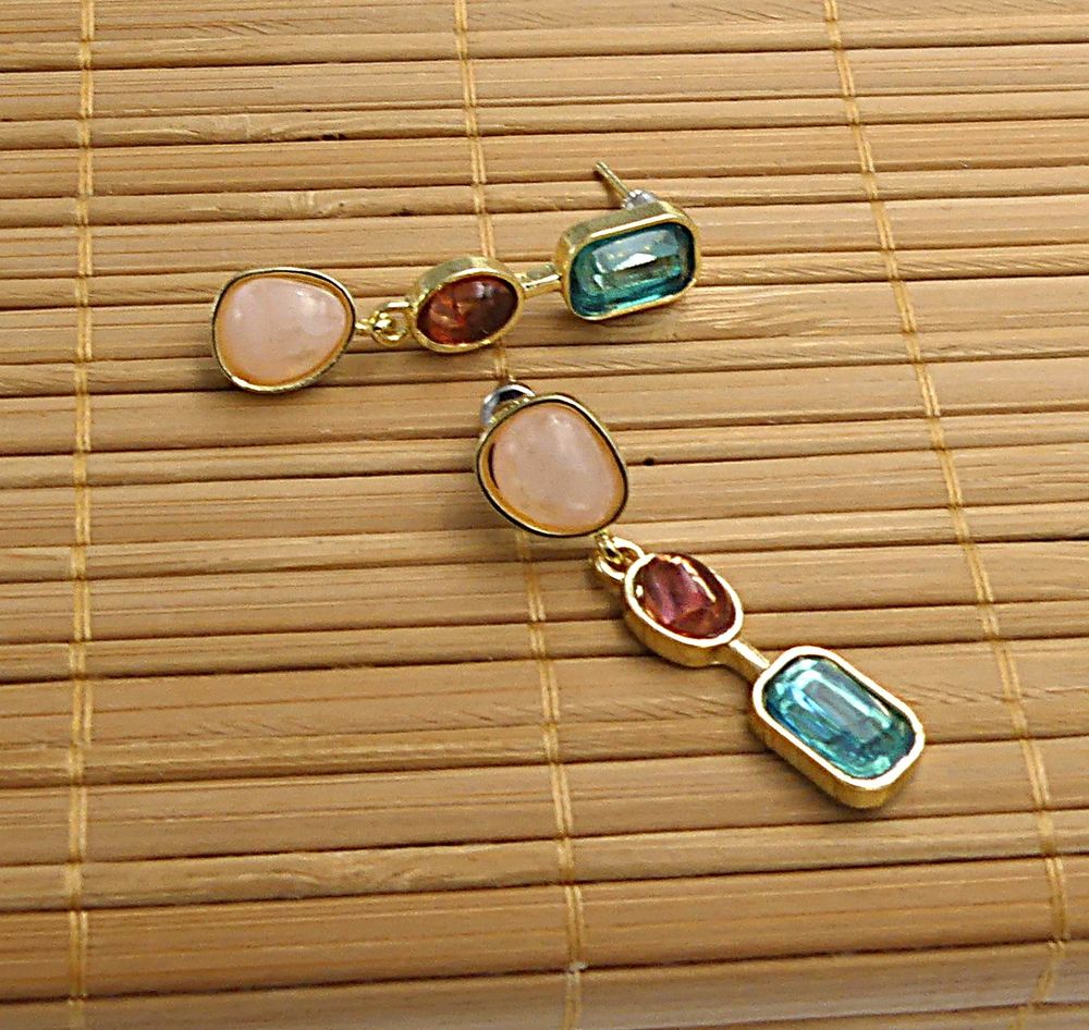 Boucles d'oreilles m&eacute;tal dor&eacute; et r&eacute;sine, asym&eacute;triques Bijoux et montres
