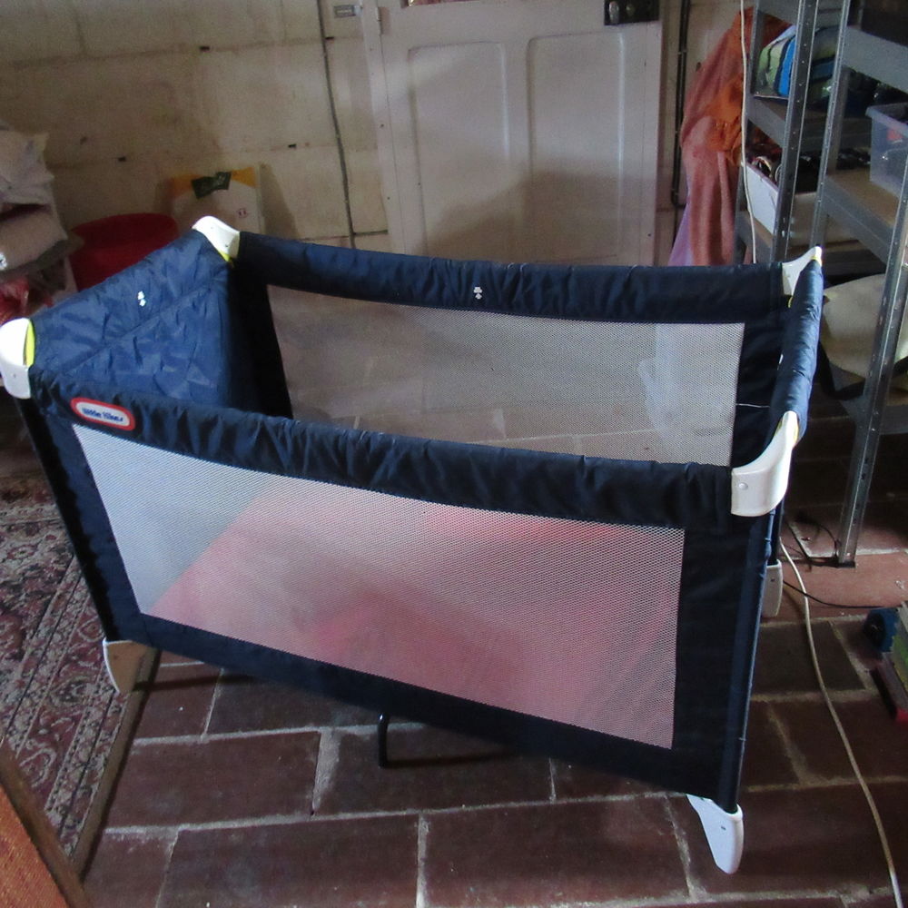 Lit de voyage b&eacute;b&eacute; pliable.
Matelas fourni avec. Mobilier enfants