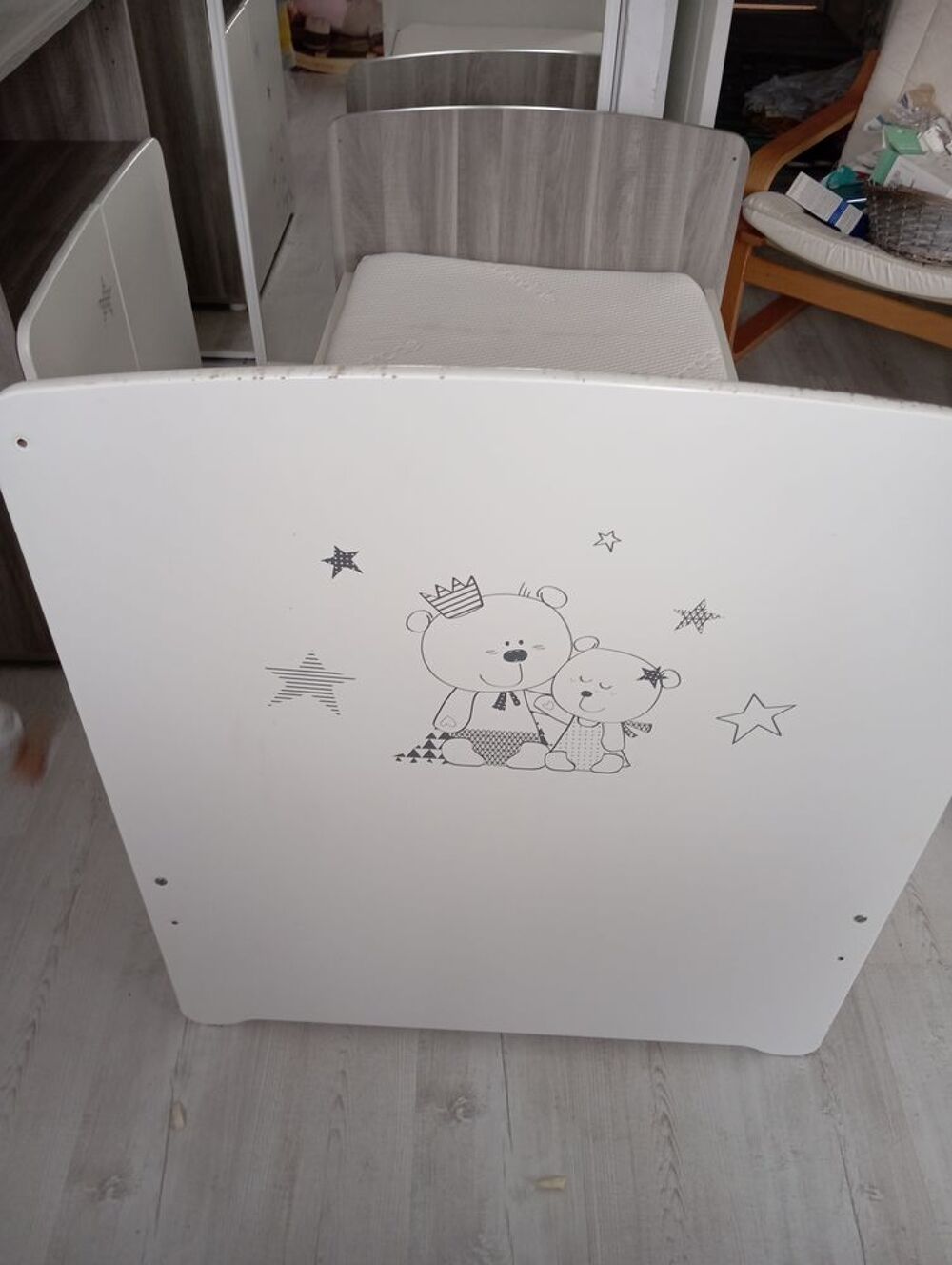 Lit b&eacute;b&eacute; et commode pour le change Puériculture
