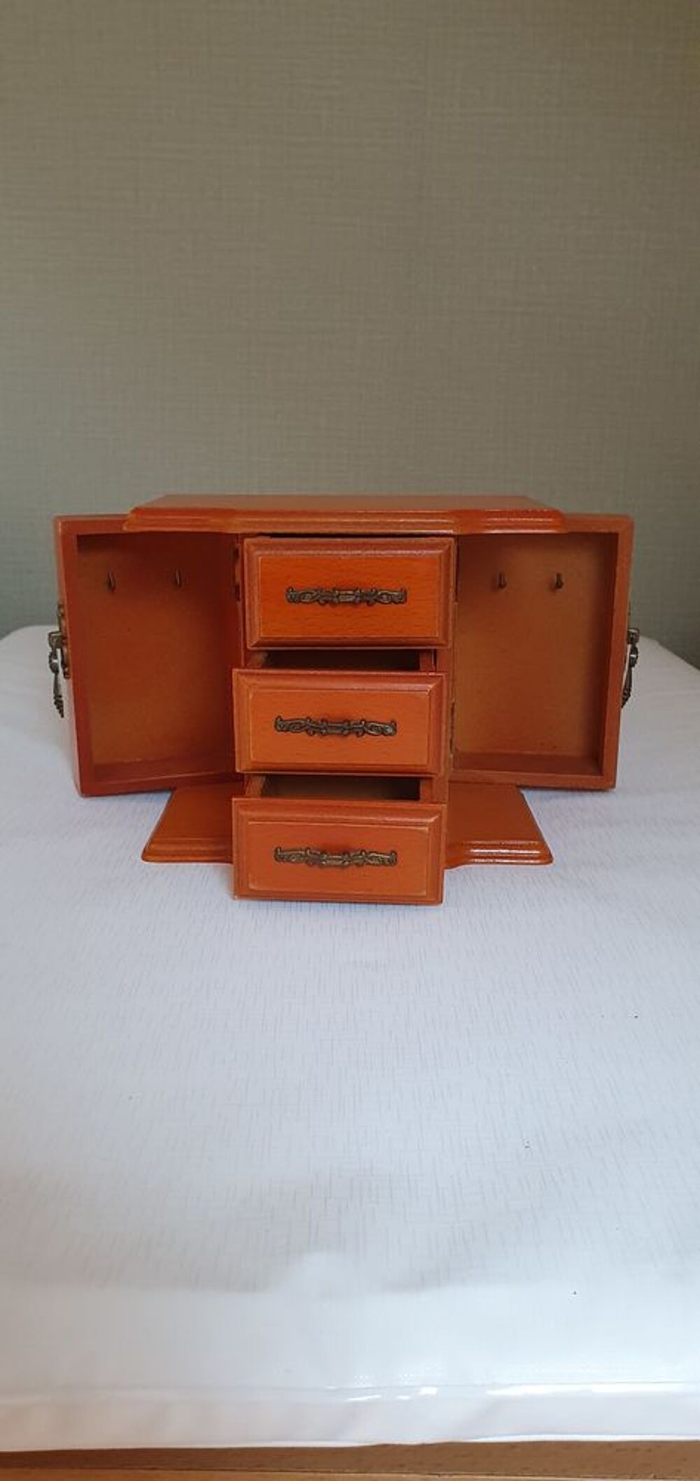Bo&icirc;te &agrave; bijoux en bois avec tiroirs et portes, style vintage Bijoux et montres