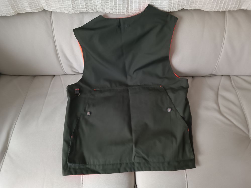 Gilet de chasse r&eacute;versible neuf. Marque SOLOGNAC taille L/XL Sports
