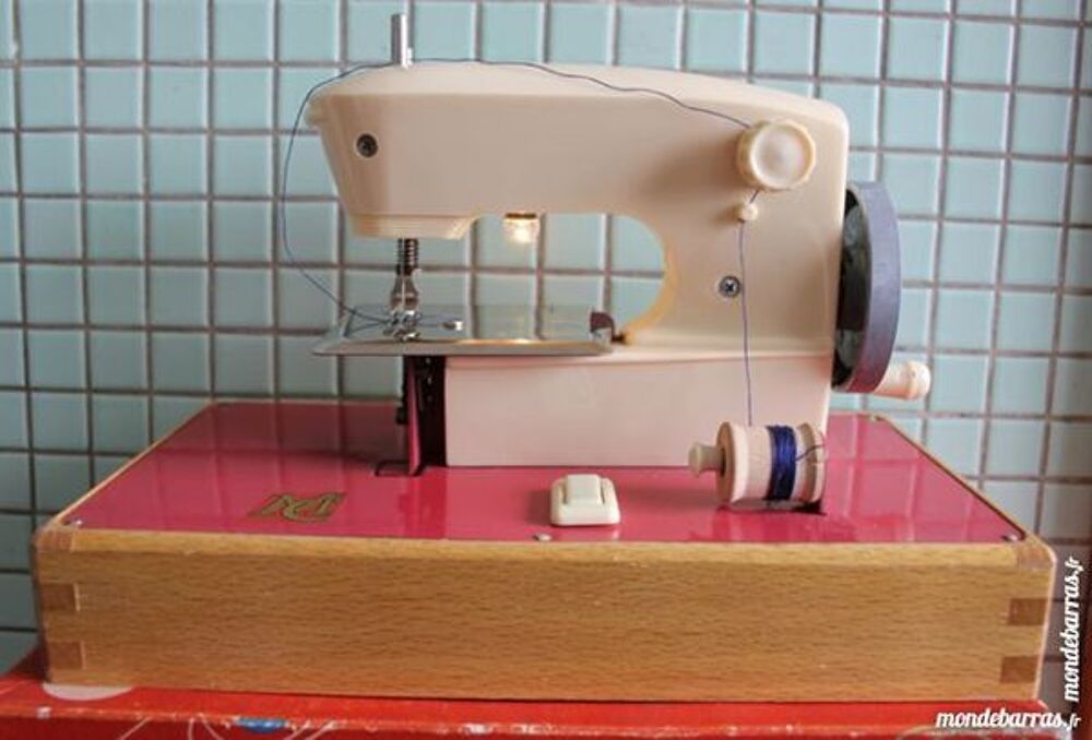 Machine &agrave; coudre MC jouet 1950 made in France Jeux / jouets