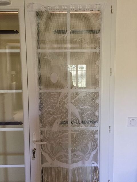 Un rideau blanc ayant comme motifs des dauphins 5 N�mes (30)