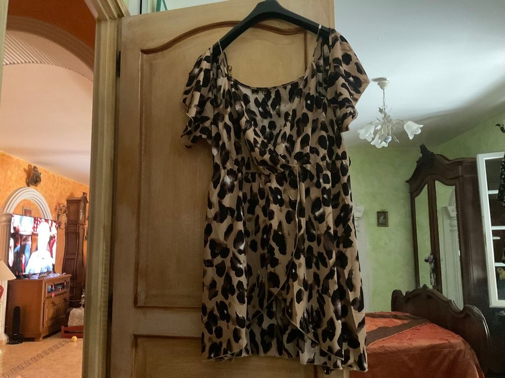 ROBE , tr&egrave;s moderne ouverte devant Vêtements