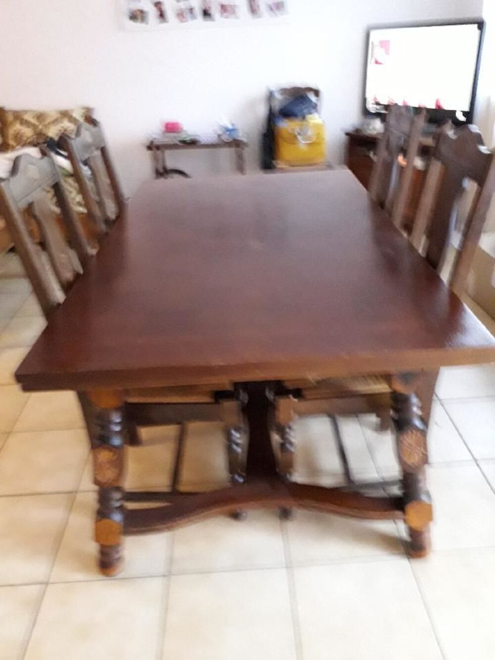 
BUFFET MIROIR TABLE CHAISES CONFITURIER
Meubles