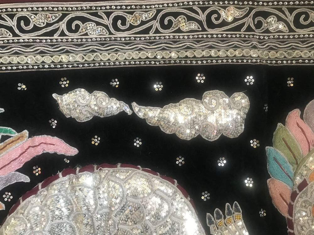 Grande tenture Kalaga Birmanie brod&eacute;e main perles Décoration