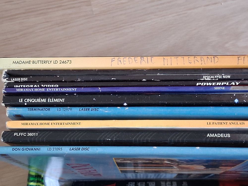 lecteur de laser disques vid&eacute;o et CD
avec 60 vid&eacute;o disques Audio et hifi
