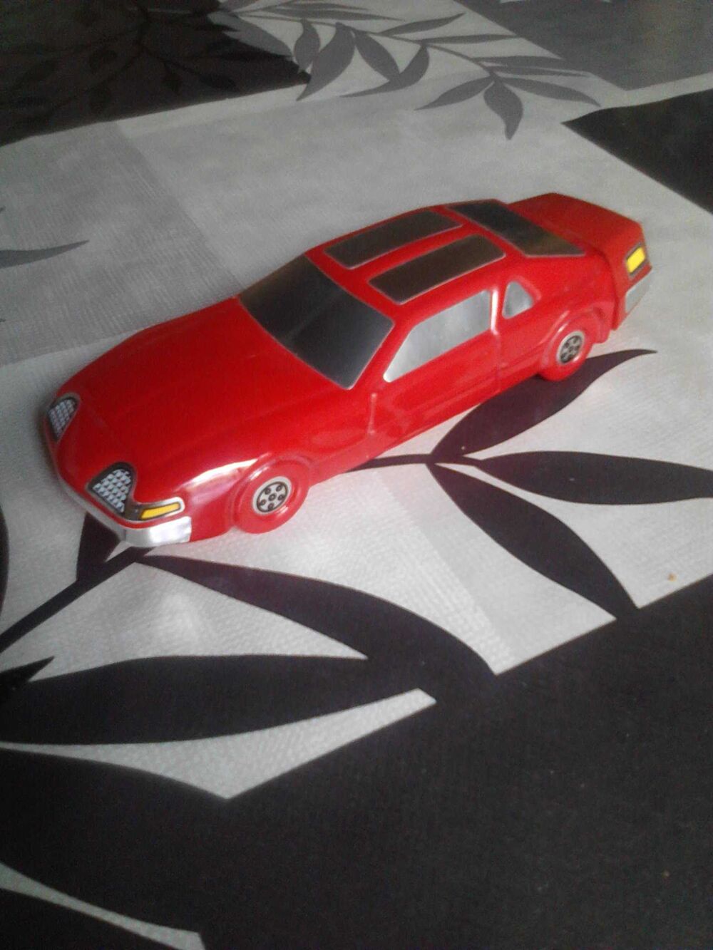 Voiture rouge collection avon 