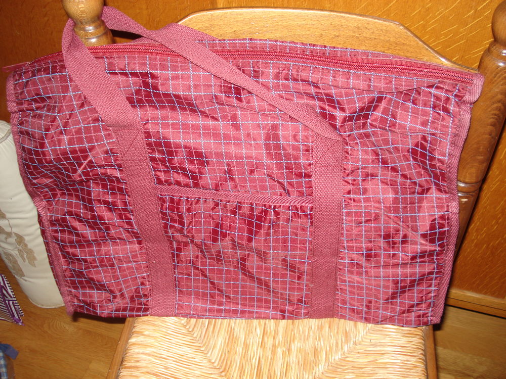sac violet avec fermeture &eacute;clair en bon &eacute;tat Maroquinerie