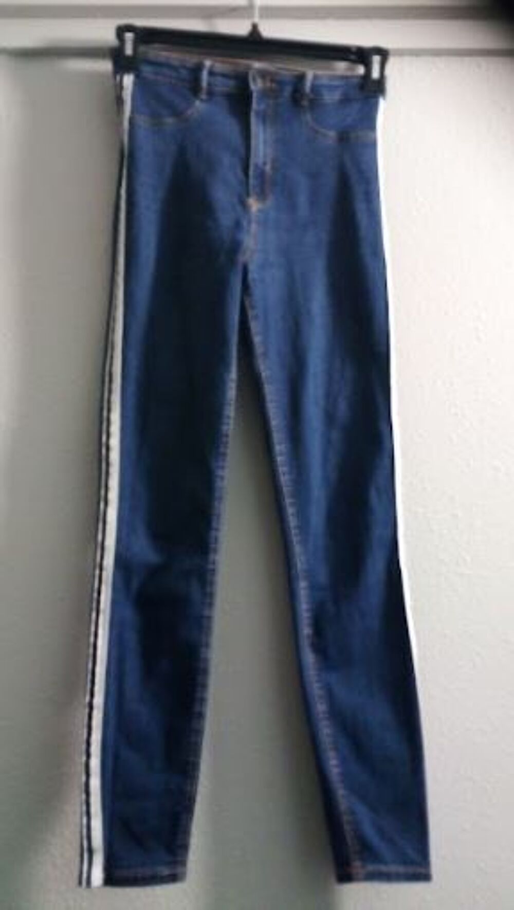 Jeans avec bande blanche sur chaque c&ocirc;t&eacute; Vêtements