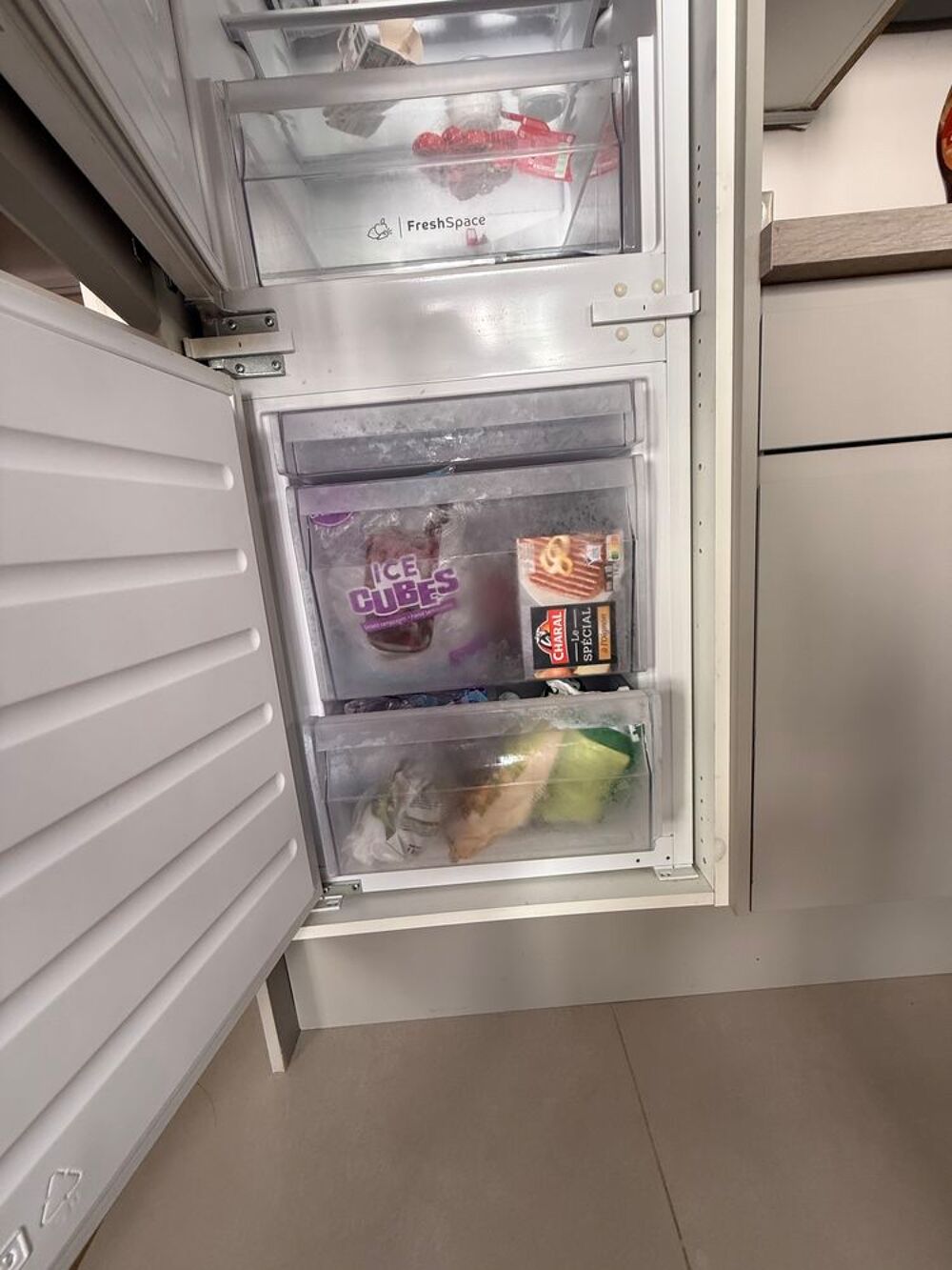 R&eacute;frig&eacute;rateur-cong&eacute;lateur int&eacute;grable Indesit ? 273 Electroménager