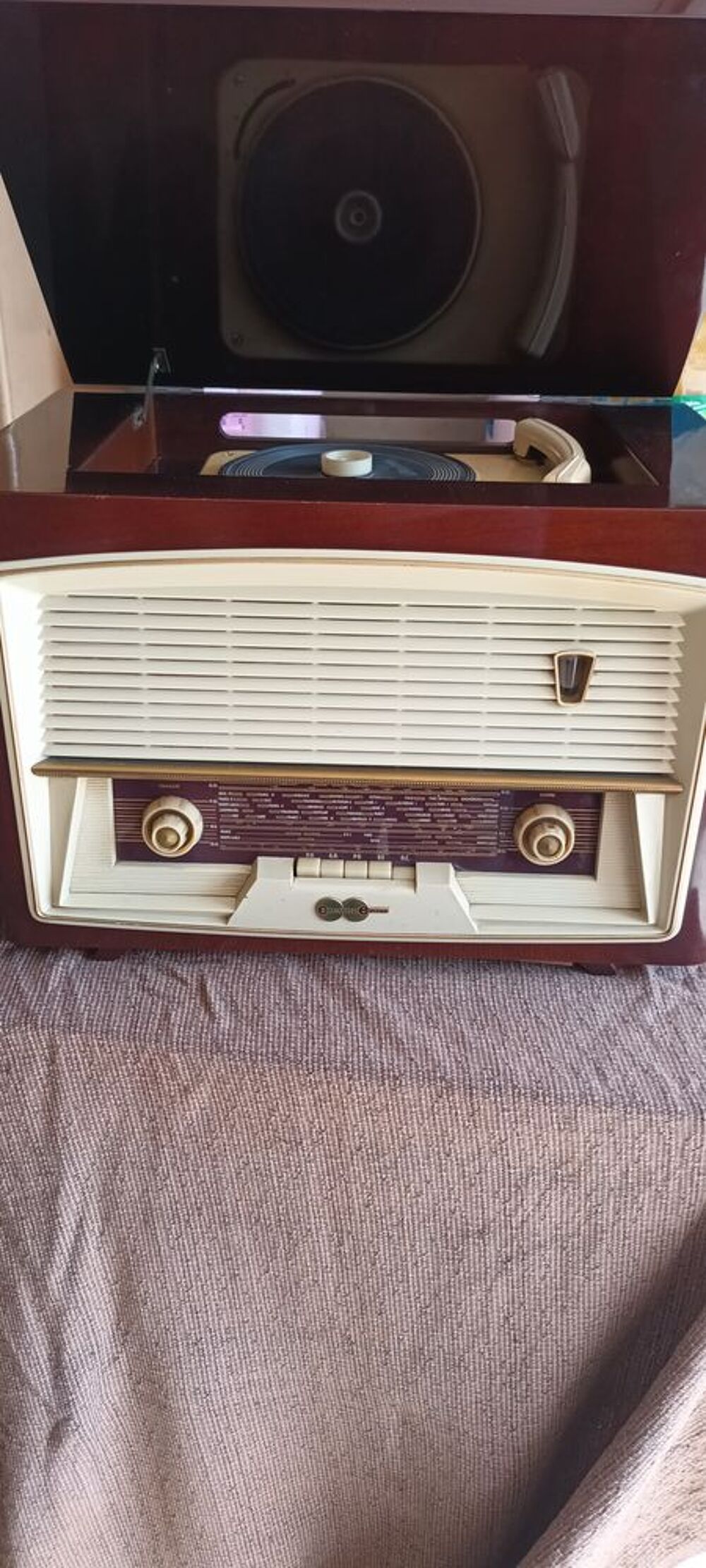 poste radio plus tourne disque. Audio et hifi