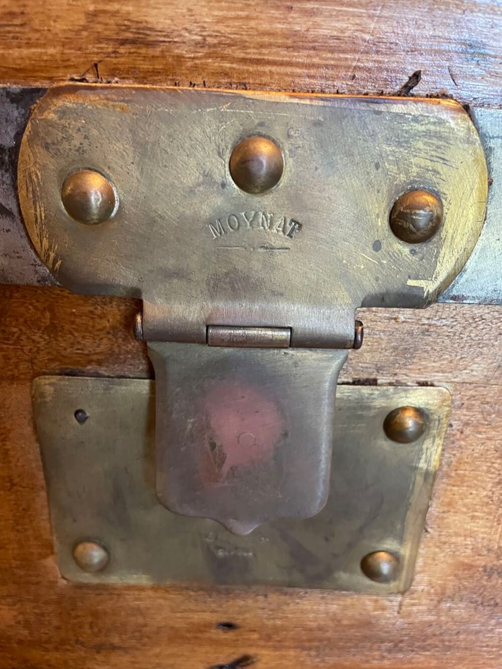 Malle bomb&eacute;e de chez Moynat Meubles