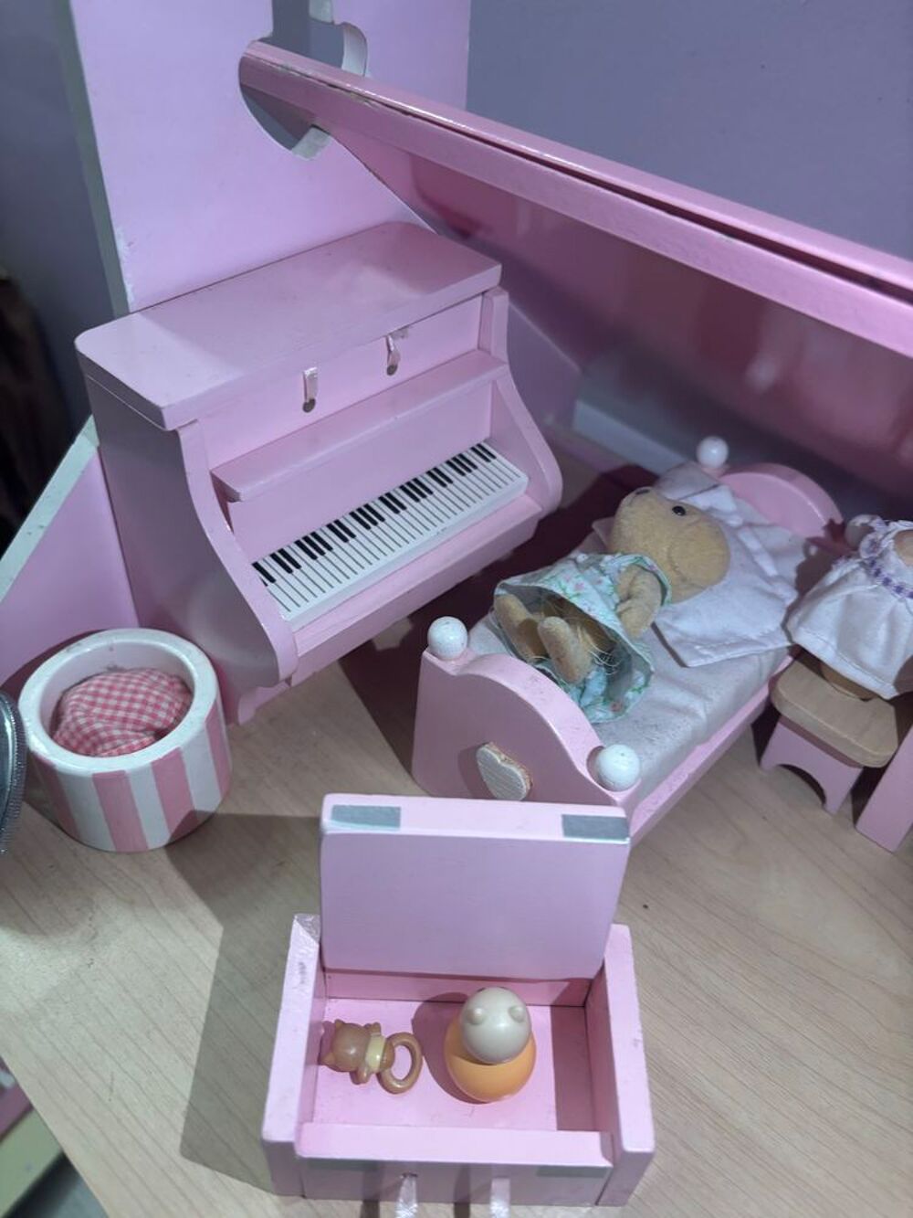 Maison de poup&eacute;es en bois meubl&eacute;e Jeux / jouets