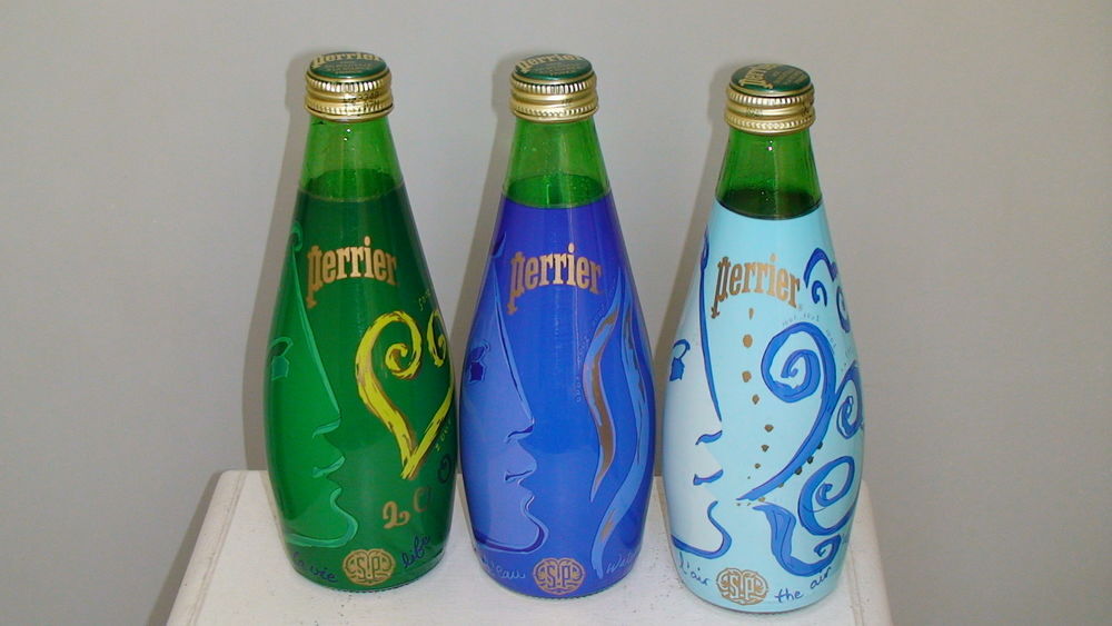 vrres dedicasses et bouteilles perrier Cuisine