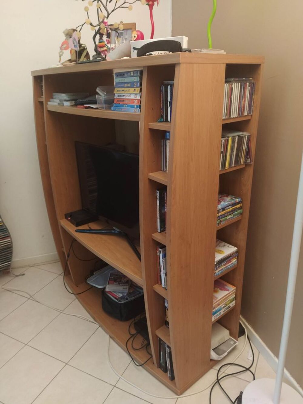 Grand meuble TV avec multiples rangements Meubles