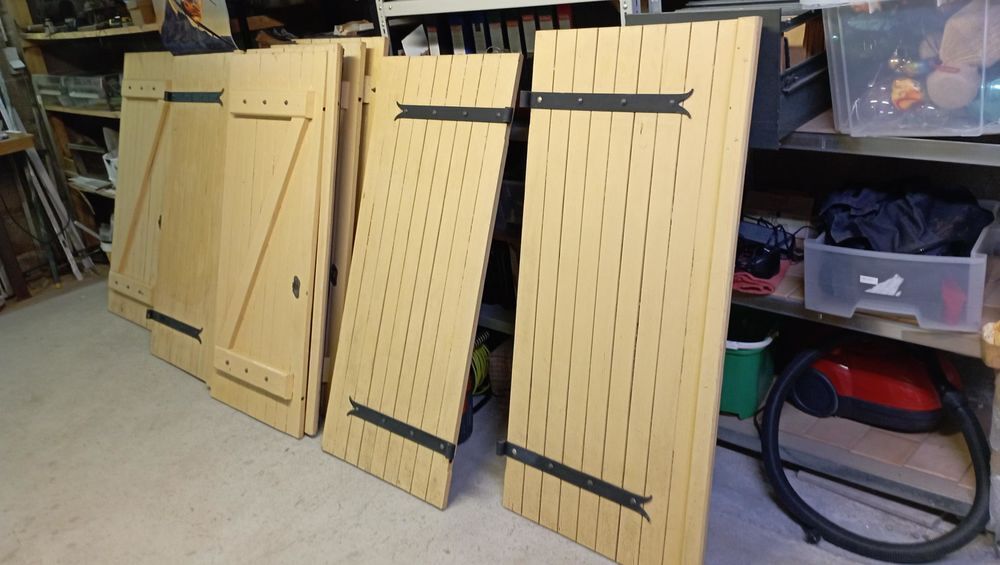 4 paires de volets bois complets batants avec fixations. Bricolage