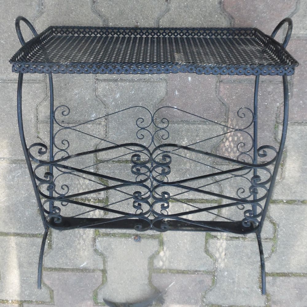 Porte revue-table m&eacute;tallique noir avec plateau Décoration