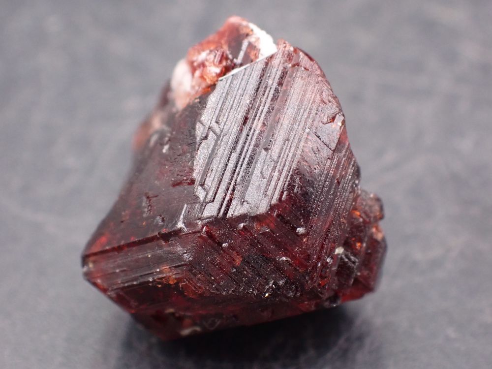 Grenat rouge "grav&eacute;" Spessartine , Shigar Valley , District 