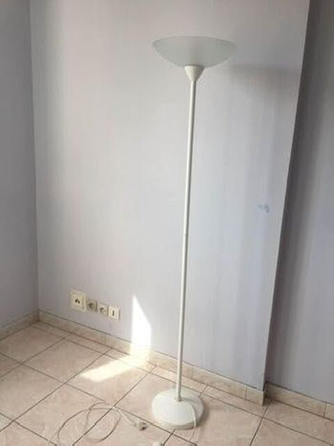 lampadaire blanc 15 Montpellier (34)