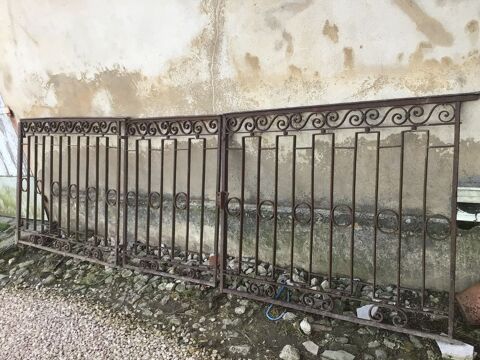 3 grilles fer forg�. A19 eme si�cle. Dont 1 portillon ouvran 1500 Tournan (32)