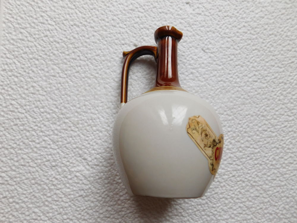 cruche en ceramique marron et blanche 