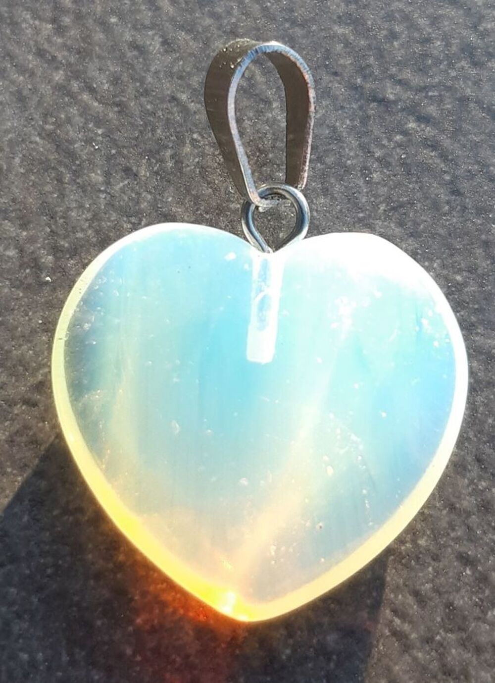 pendentif coeur en pierre laiteuse Bijoux et montres