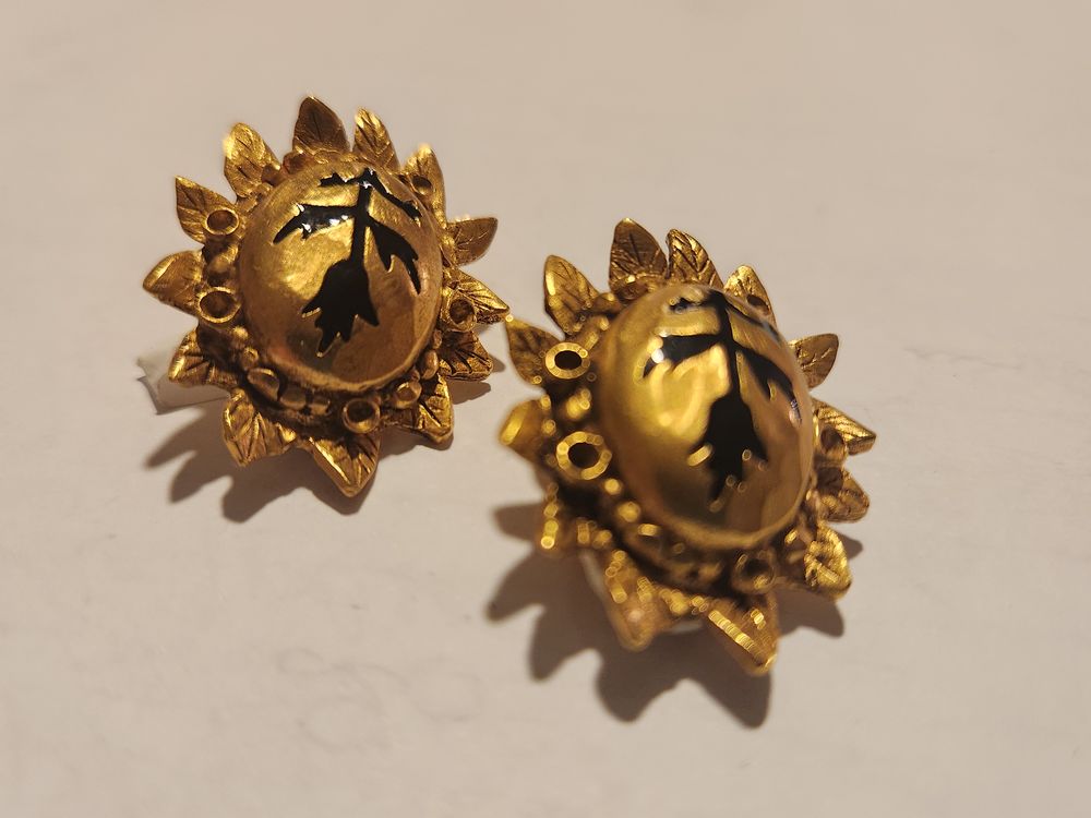 BO Boucles Oreilles dor&eacute;es ovale fleur &eacute;maill&eacute;e noir LACROIX Bijoux et montres