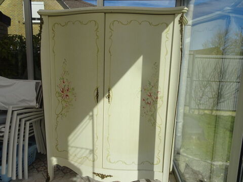 armoire 2 portes finition blanc ecru craquele
fleur peint m 70 Tteghem (59)