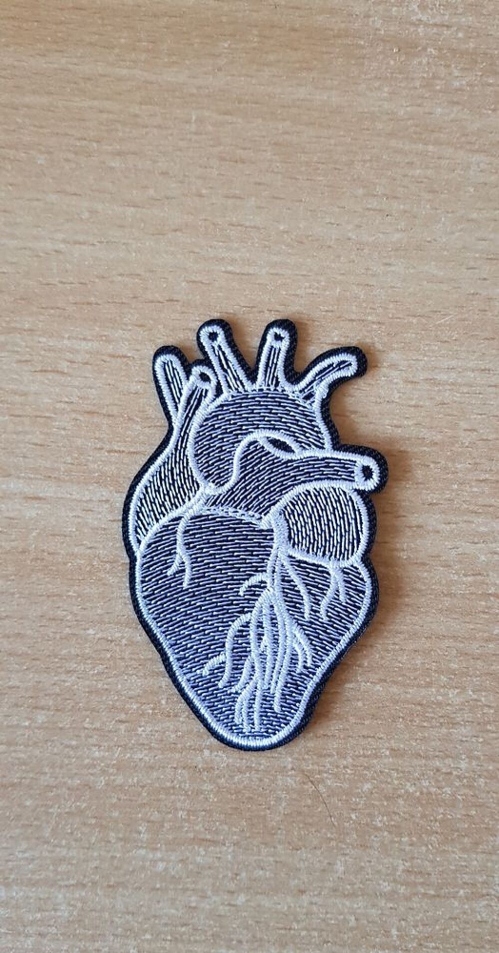 Ecusson brod&eacute; coeur noir et blanc 7,5x4 5 cm 