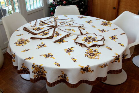 Nappe ronde vintage 70 blanche avec fleurs marrons et jaune, 35 Issy-les-Moulineaux (92)