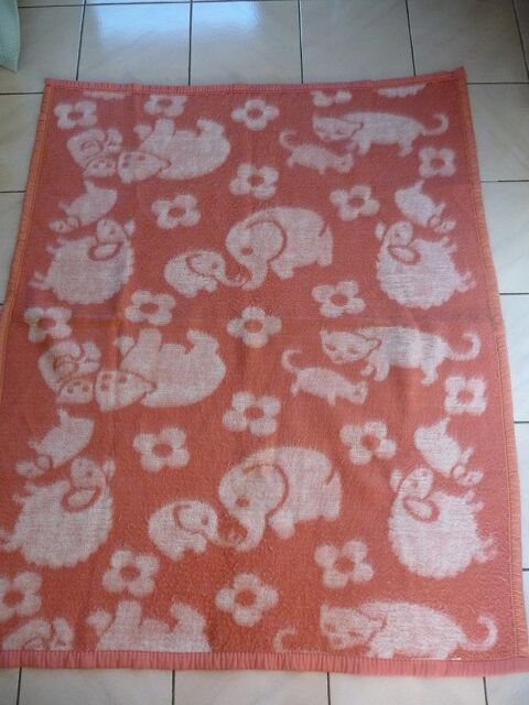 Couverture rose et blanche rversible motifs animaux 12 Celles-sur-Belle (79)