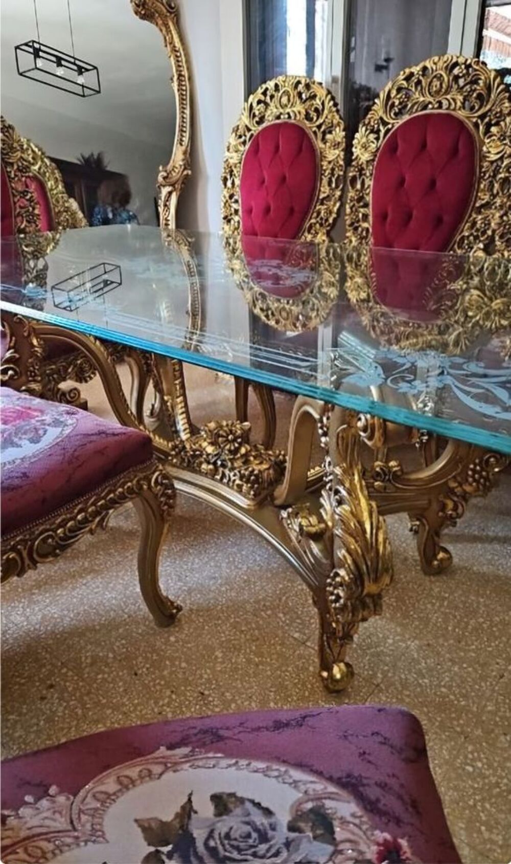 Salon Baroque (table dor&eacute;e avec moulures et ses 8 chaises). Meubles