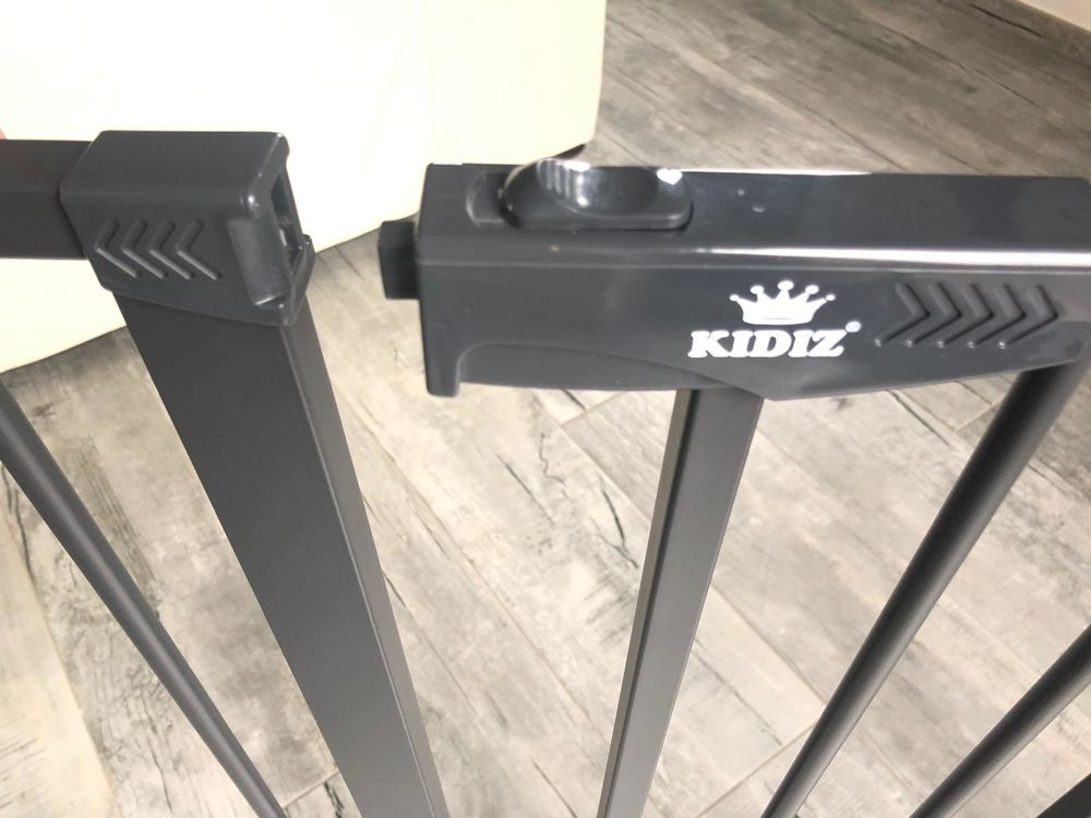 Barri&egrave;re de s&eacute;curit&eacute; enfant noire avec petit portillon pour Mobilier enfants