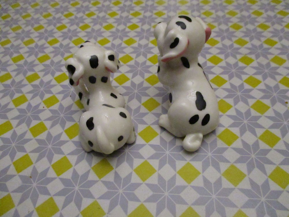 Lot de 2 petits chiens en c&eacute;ramique ou fa&Iuml;ence pas un &eacute;clat Décoration