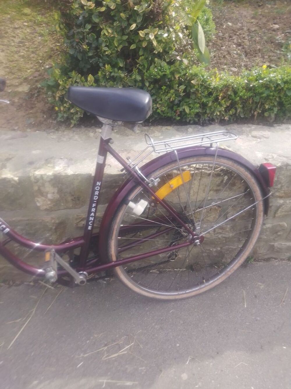 V&eacute;lo Femme r&eacute;tro col de cygne Bordeaux
Marque NORD FRANCE
V�los