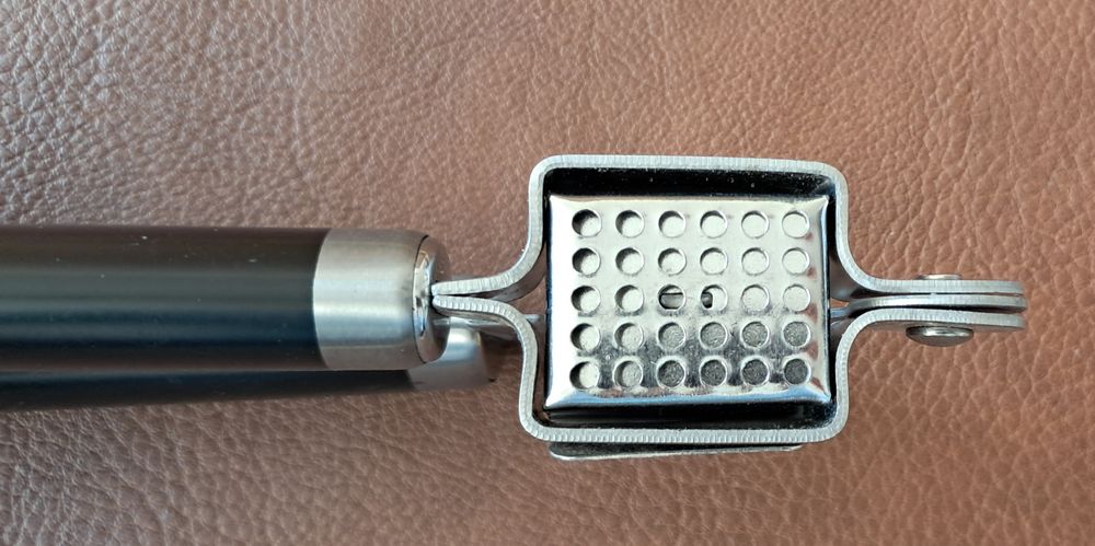 presse ail en m&eacute;tal inox avec grille amovible 
Cuisine
