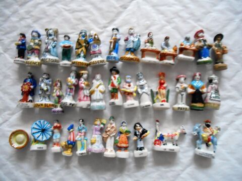 Lot de 37 Fèves en Porcelaine thème santons 18 Villejuif (94)