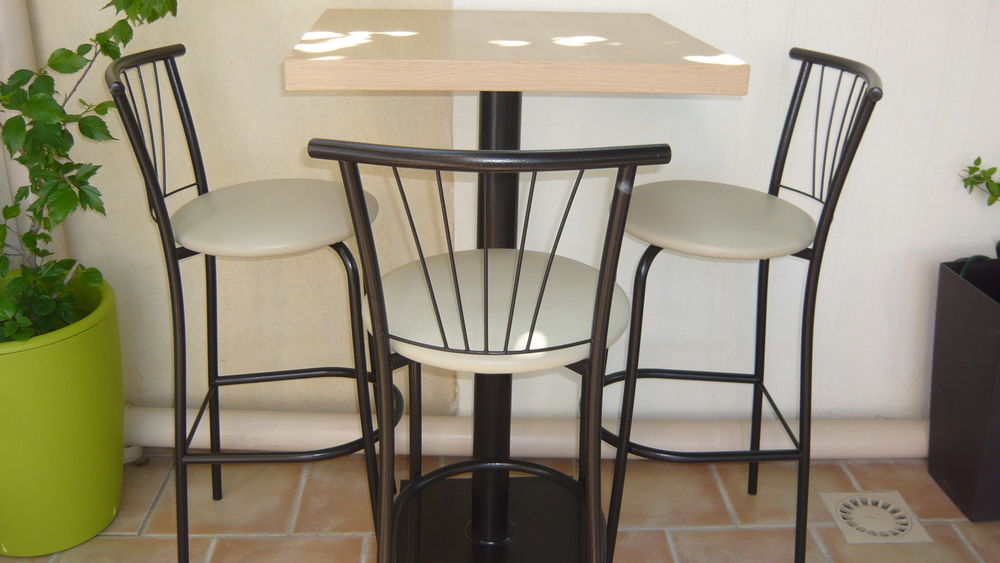 table bar carr&eacute; + 3 chaise haute Meubles