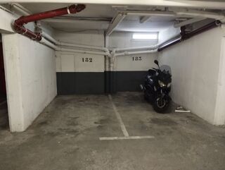  Parking / Garage à louer 4 m² Paris