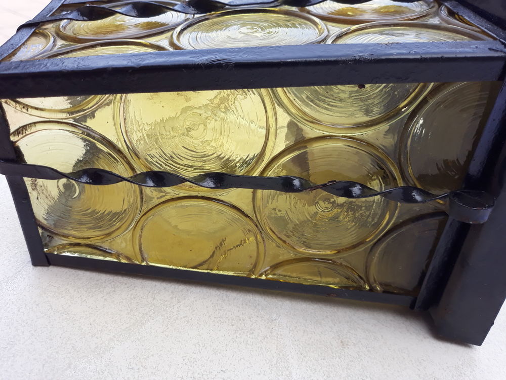 Lampe lanterne d ext&eacute;rieur en fer forg&eacute; avec vitres jaune Décoration