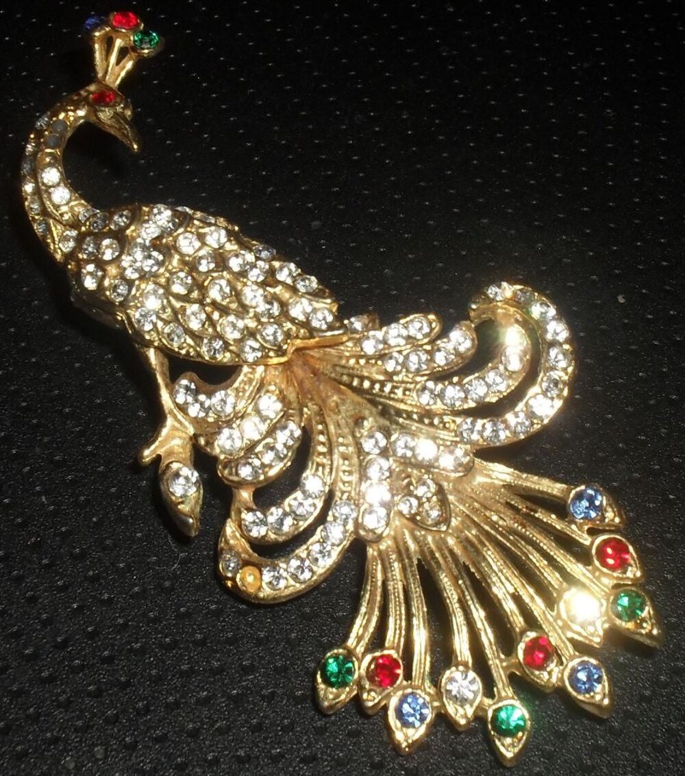 Broche Paon dor&eacute;e avec petits brillants Bijoux et montres