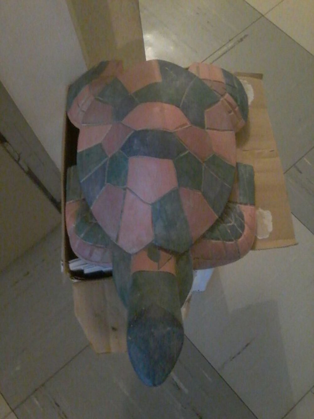 Grosse tortue en bois color&eacute; Décoration