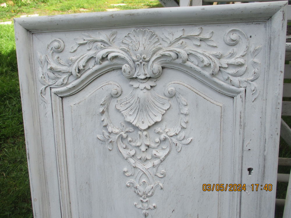 PAIRE DE PETITES PORTES ANCIENNES EN BOIS SCULPTER Décoration