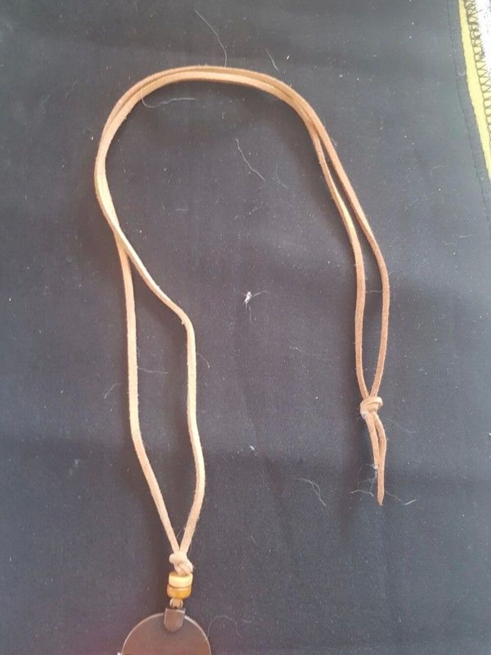 Sautoire cordon en cuir de 80 cm pendentif m&eacute;tal et fils de Bijoux et montres